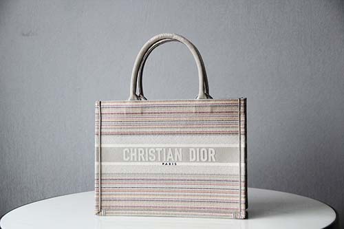 Dior Book Tote除了仙氣兒以外也有種留住童年的美好愿望